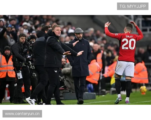 曼联边路打不开、中路难突破，空间利用问题已明显制约进攻表现